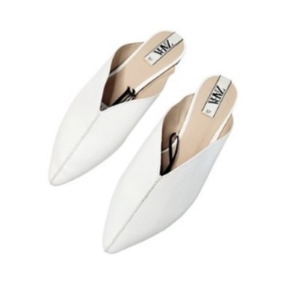 Gently worn: Zara Animal Embossed Flat White Mule. Size 39.